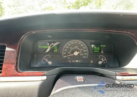 2005 Lincoln Town Car Executive from USA, damaged, VIN 1L1FM88W85Y654529